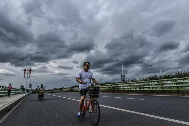 金华"追风人":镜头里的台风天