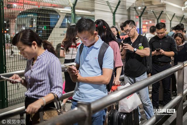 世界杯决赛夜 排队等出租车人群手机看直播|世界杯|决赛|出租车_新浪
