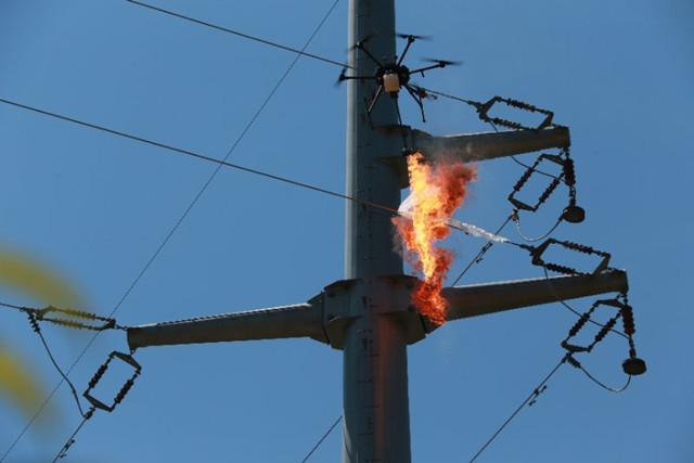 塑料袋缠高压线导致嗞嗞放电无人机升空喷火将其烧毁图文