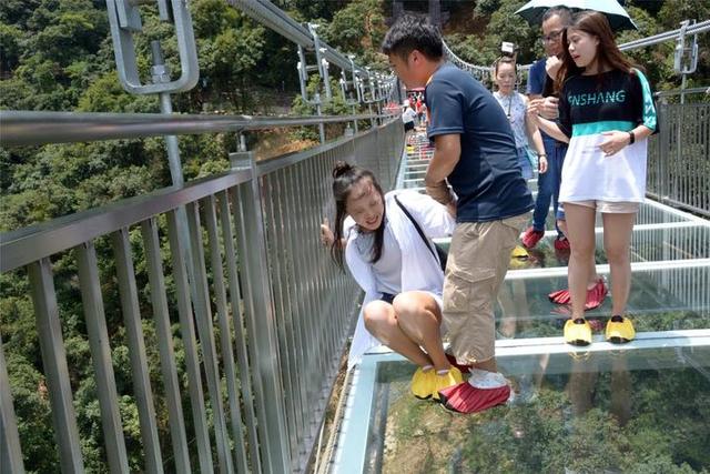 玻璃桥吓趴女游客守桥员日背30人过桥