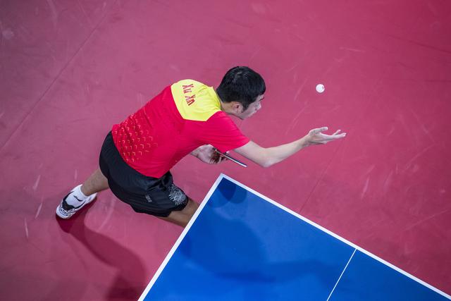 许昕刘诗雯喜获澳公赛男女单打冠军!