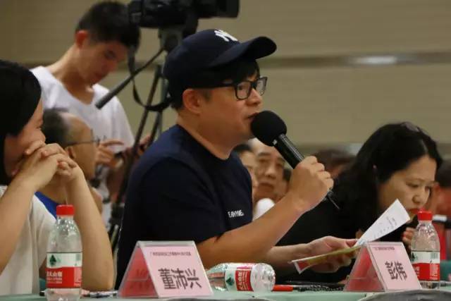 广东广播电视台城市之声主持人彭伟点评比赛△获得金奖的表演团丢