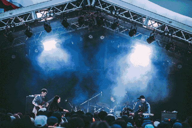 在fuji rock音乐节演出现场反响热烈,被视为当代独立音乐潮流风向标的