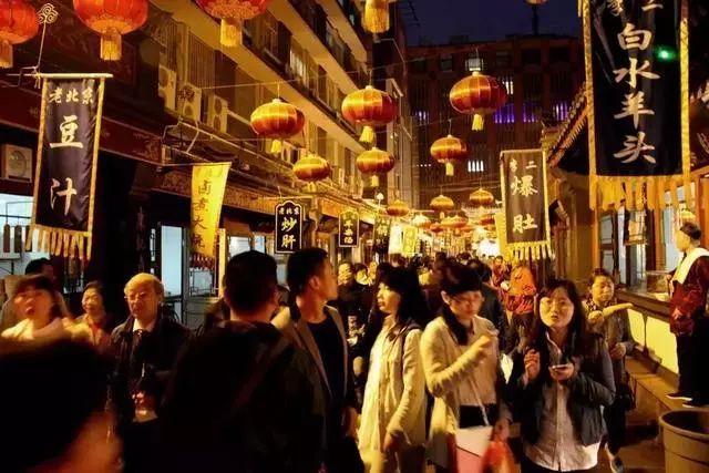 北京烤鸭美食聚集地有三里屯,南锣鼓巷,王府井,五道口等.