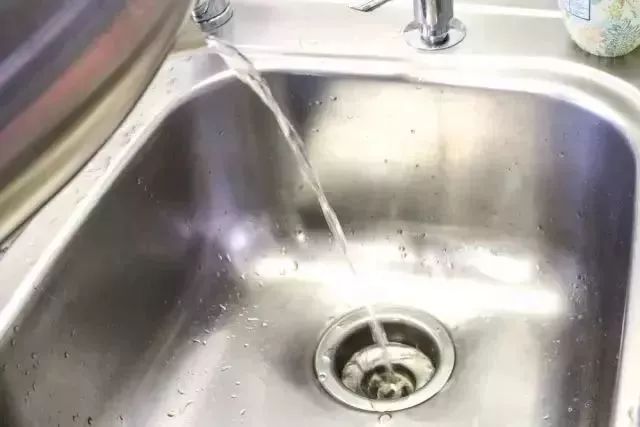 择菜后产生的垃圾很容易堵塞下水道,尽量在把菜择干净后再冲洗.