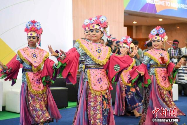 当地时间8月16日,5位印度尼西亚的女孩身着当地传统服饰在雅加达亚运