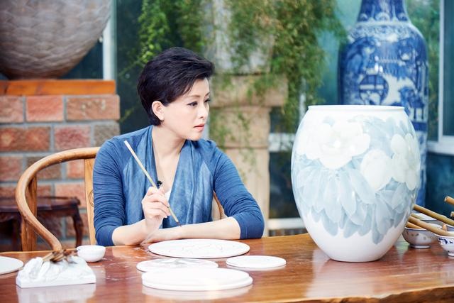 《匠心传奇》首播杨澜柯蓝手作瓷器 网友点赞"匠心"果然传奇