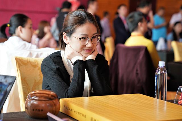 头图:开赛前於之莹的笑容(蓝烈 摄)