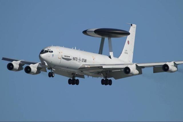 飞机背着一个大圆盘,美国空军打仗全靠它