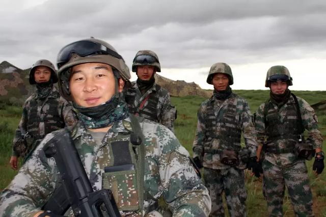 被中央军委授予"献身使命的模范团长"胡筱龙的母亲来到儿子生前的连队