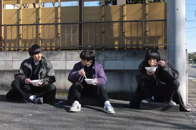 2016年他剪掉长发，出演《花牌情缘》。就是北央的王牌小泉徳宏。