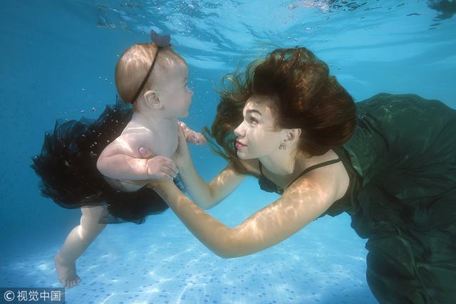 乌克兰摄影师拍水下母婴写真 穿母子装互动超温馨