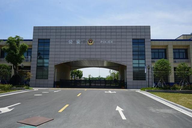 "9月16日,上虞公安分局新区派出所所长汪明江在杭州湾上虞经济开发区