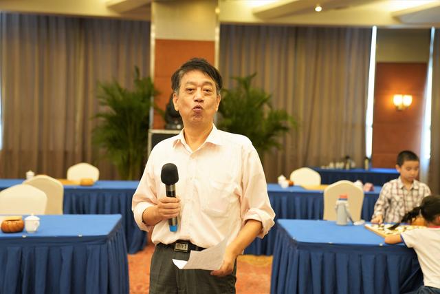 上海名宿曹志林八段主持了比赛.