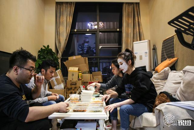 雙11前探訪(fǎng)杭州網(wǎng)紅樓:40平米擠四個(gè)人 辦公又住人