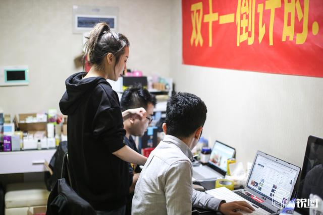 雙11前探訪(fǎng)杭州網(wǎng)紅樓:40平米擠四個(gè)人 辦公又住人