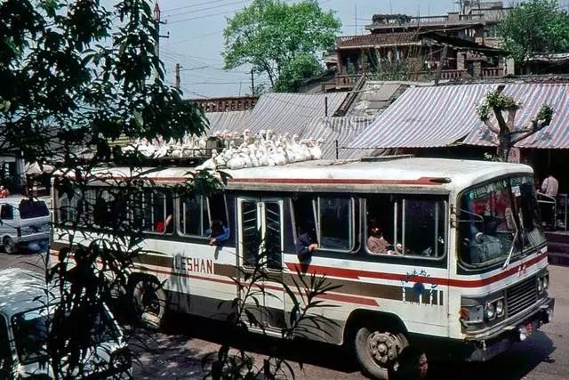 ▽随着各个跨江大桥的修建,让轮渡从90年代开始慢慢变为非主流的交通