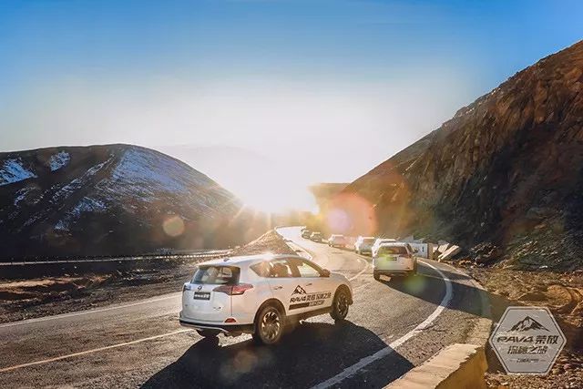 沿着敦煌铁路去旅行 ——这趟火车驶向最西北的风景...