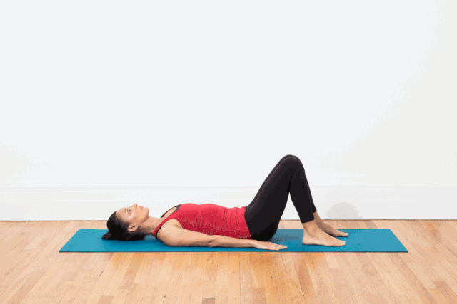 仰卧在垫面上,屈双膝,抬起右脚将右脚脚踝放在左大腿处抬起左腿向上