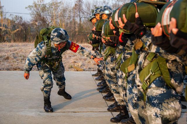 空降兵某部首批00后新兵完成军旅生涯第一跳