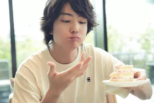 一步一脚印 这个男演员终于火啦|伊藤健太郎|日本演员|昼颜_新浪娱乐