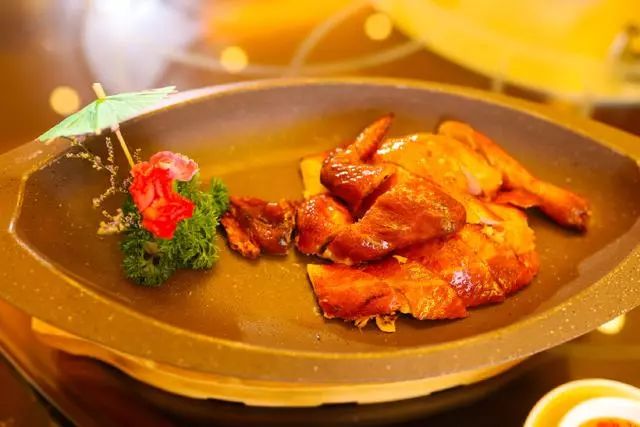 香甜的滋味让人欲罢不能外表呈金黄色的烧鸡皮脆肉爽采用增城当地的