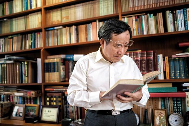 新书披露第一批文科博士诞生记大师兄莫砺锋怎样从知青到博士