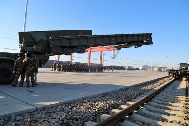 正在展开的野战站台车.