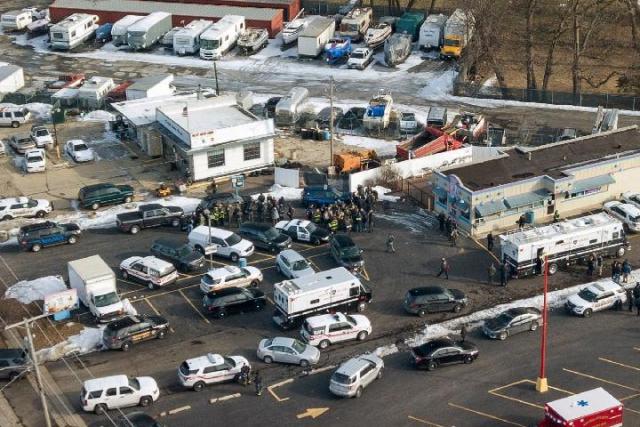  2月15日，在美国奥罗拉市，应急人员聚集在事发现场附近。（新华/美联）
