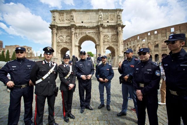 2016年5月2日，中意首次联合警务巡逻在意大利罗马启动。在意大利罗马君士坦丁凯旋门外，中方警员与意方警员合影。新华社记者金宇摄