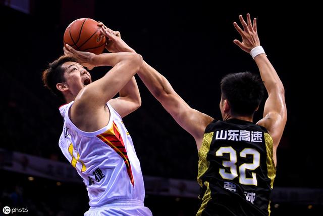 CBA正在直播:广东主场VS深圳男篮,易建联威姆