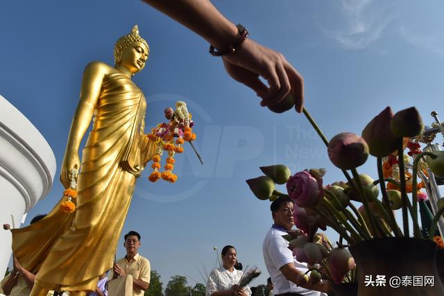 卫塞节泰佛统民众布施打坐做功德