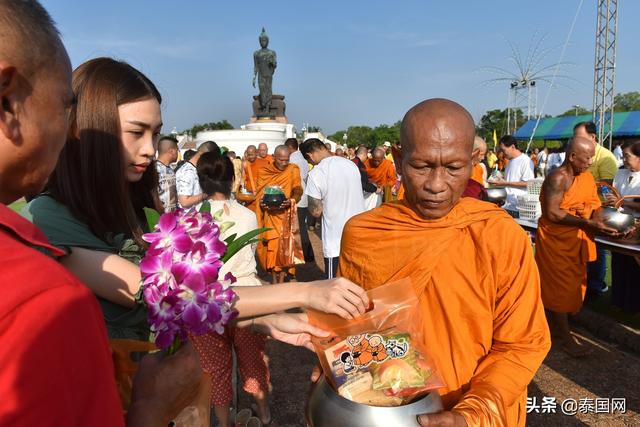 卫塞节泰佛统民众布施打坐做功德|功德|民众|泰国_新浪新闻