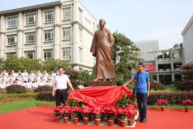 为辅仁中学,为无锡新式中等教育的创办与发展做出了卓越贡献.