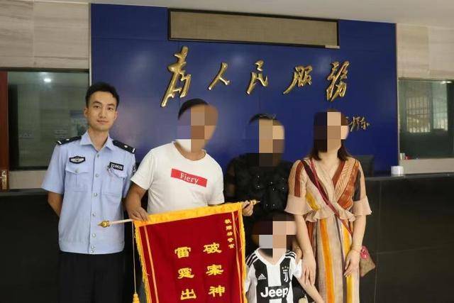 超市购物孙子丢了急坏奶奶,一个细节提醒了“寻娃”民警