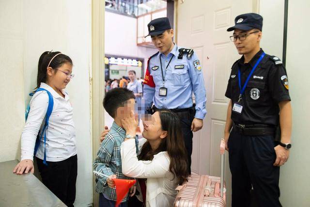 男孩和家人团聚
