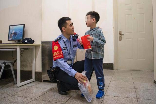 孩子被接到苏州火车站民警值班室