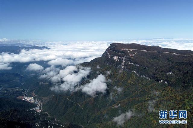 陕西南郑龙头山色美苍茫云海间