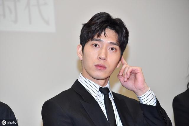 在男明星中,井柏然属于比较典型的"菱形脸",看起来没有小鲜肉的感