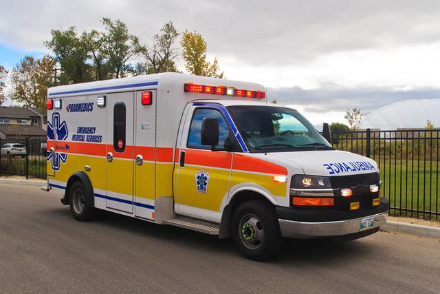 窗边玩耍时纱窗突然弹开,澳洲2岁男娃从3楼坠下,母亲当场休克|坠下_新