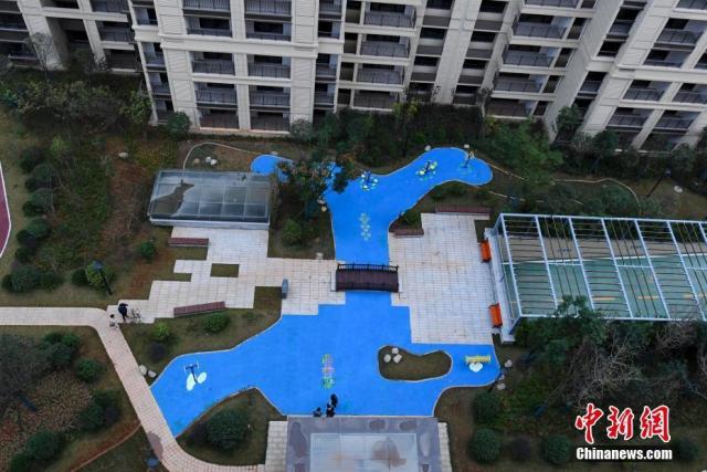 Changsha, a residential area, plastic artificial lake plastic floor brush blue into an "artificial lake"? The developer said that the landscape effect was not planned to build a lake