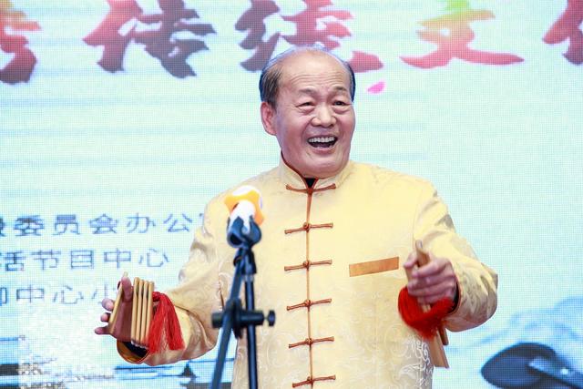 "身边好人"代表刘士华在朝阳区文化馆的帮助下,以自家院落成立了"快板