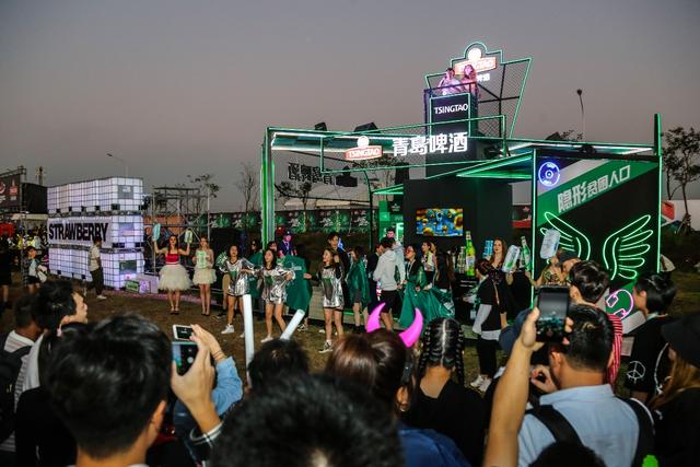 快闪接力舞蹈",作为草莓音乐节中消费者最直接的接触场景,青岛纯生的