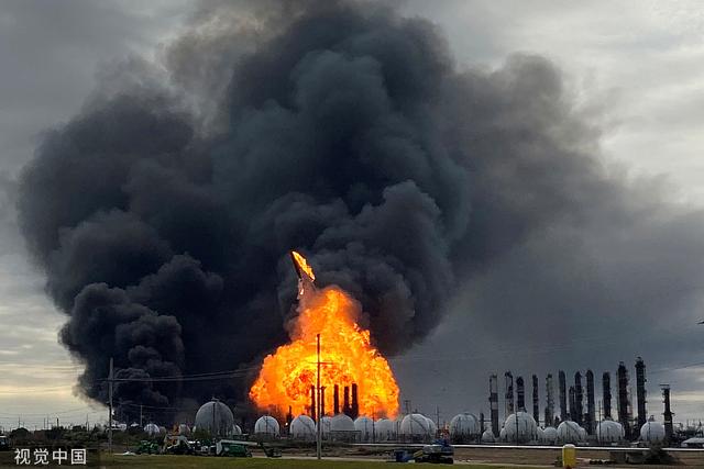 美国德州一化工厂发生爆炸 现场黑烟滚滚