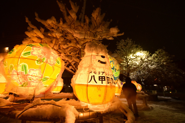 数百个"雪人"灯笼亮相青森车站