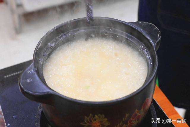 熬粥时是冷水下锅还是开水?做对这2步,米粥鲜香浓郁真好喝