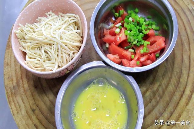 这才是正宗的河南捞面条,浇卤子配大蒜,一会扒拉一大碗,得劲