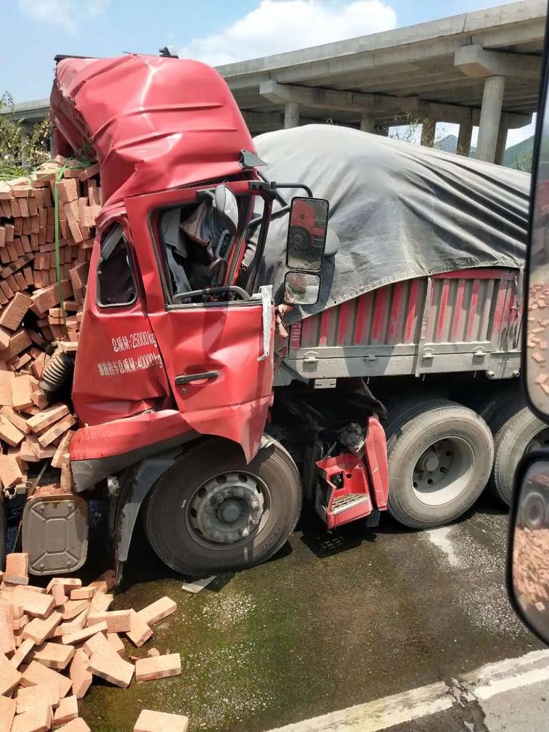 惨烈!梅州某服务区附近两大货车追尾.