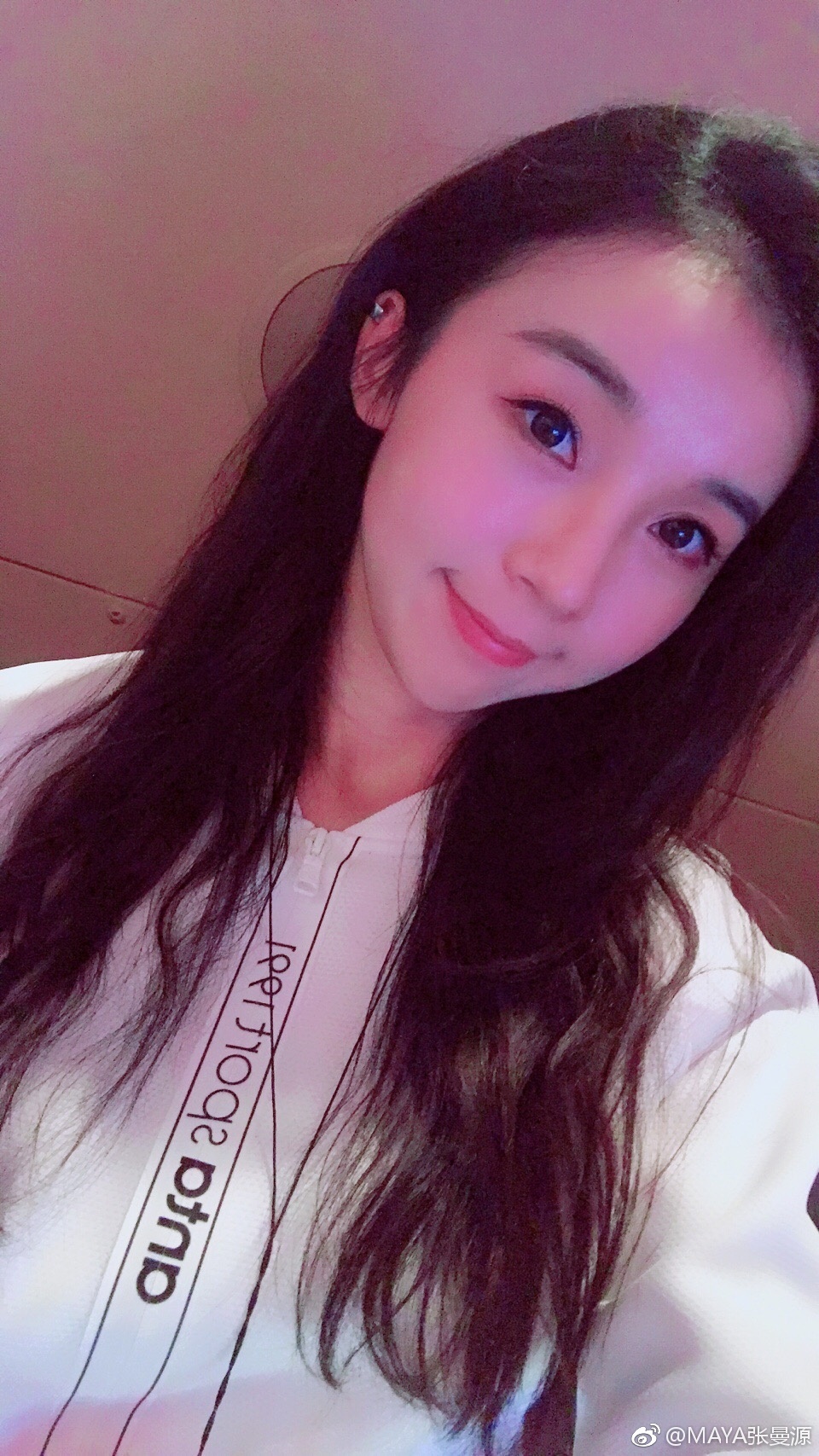 性感十足!最前线女主持张曼源晒穿湖人队泳衣写真