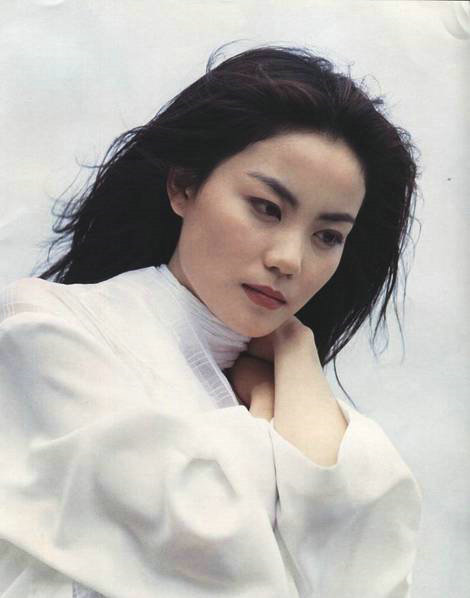王菲旧照曝光 一身白衣仙气飘飘眉眼如画